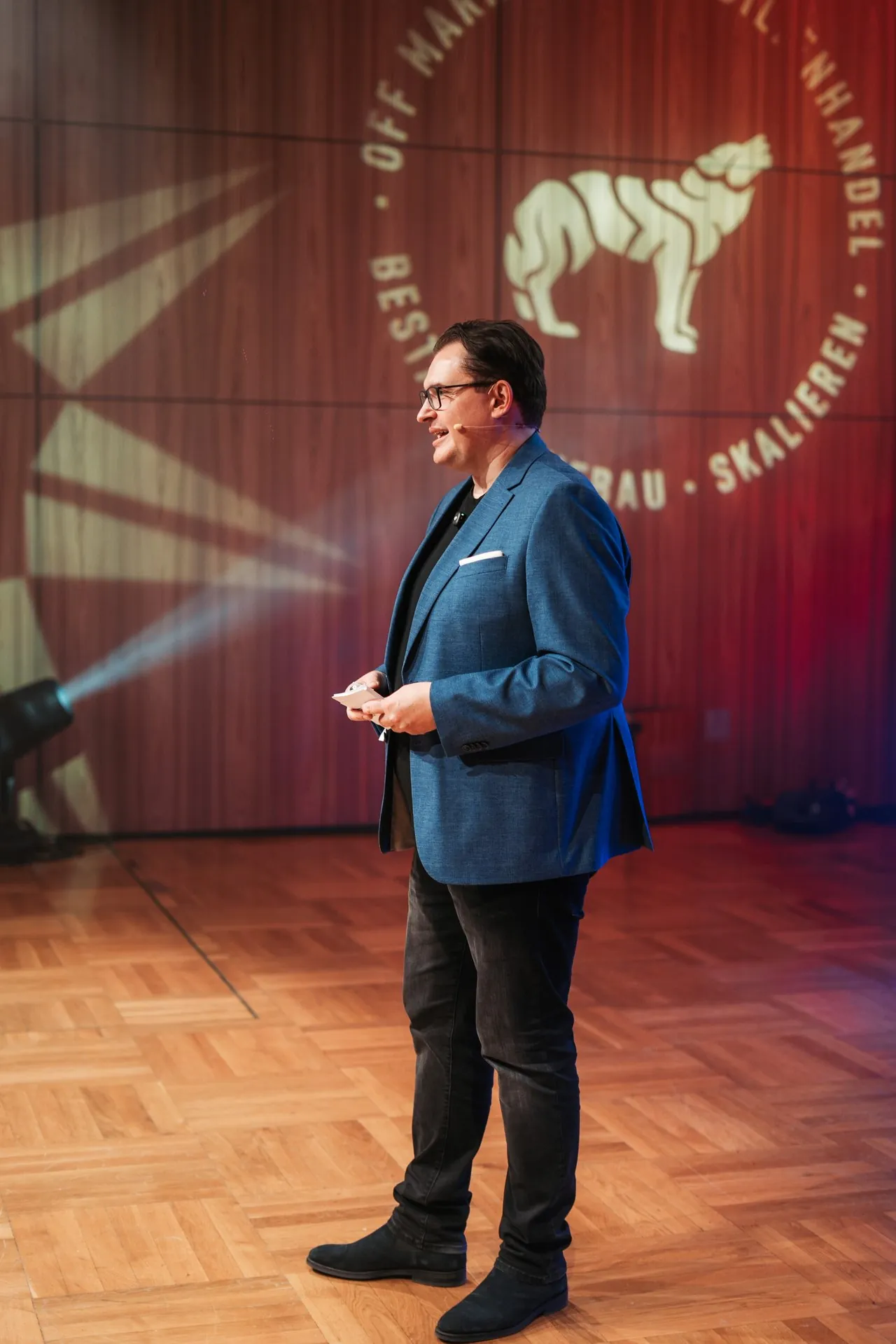 Blick durch Amros Kamera: Tomek Piotrowski auf der Bühne